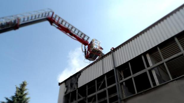 Strażak został ranny podczas pożaru hali magazynowej w Wieliczce