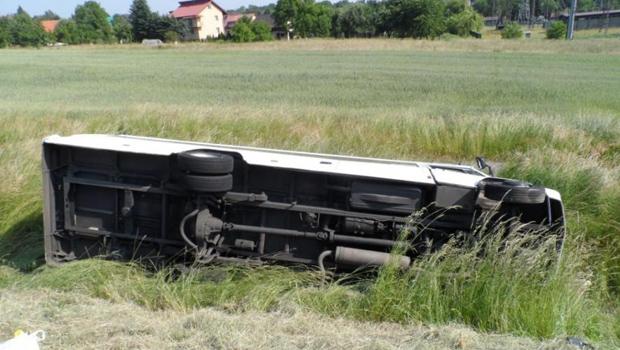 Wypadek w Wieliczce: bus wpad do rowu i przewrci si