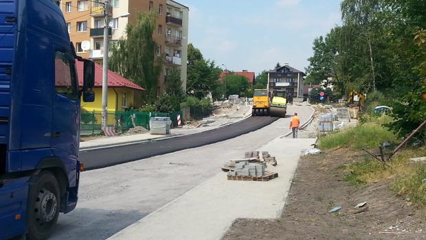 Budowa ronda: wczoraj wylali pierwszy asfalt