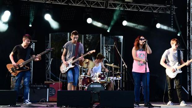Ju jutro na wielickim rynku koncert zespou Charakter