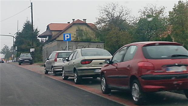 Dziwna sprawa z chodnikami przed Kampusem Wielickim