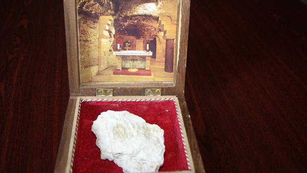 Kardyna Stanisaw Dziwisz przekaza burmistrzowi Wieliczki kamie z Nazaretu