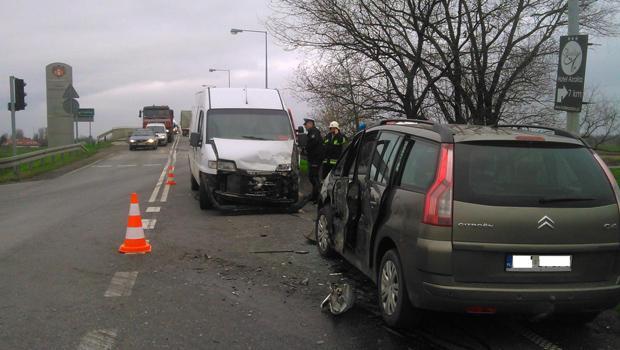 Wypadek w Niepoomicach. Samochd osobowy zderzy si z dostawczym