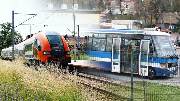 witeczne rozkady jazdy pocigu oraz autobusw R1 i B1