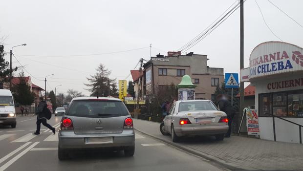 Mistrz, nad mistrze... Przejcie, chodnik, a co tam - wjedam!