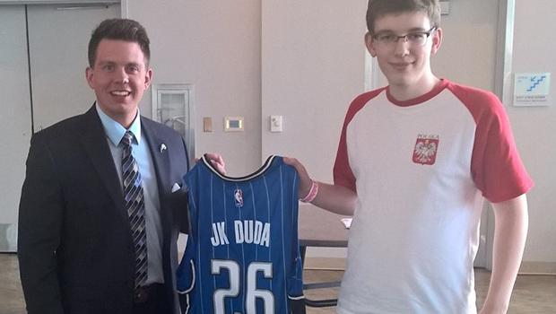 Jan-Krzysztof Duda wygrywa symultanę przed meczem NBA w Orlando USA