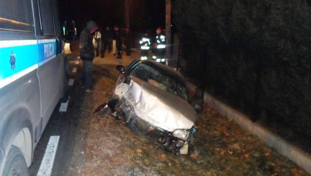 Wypadek w Koźmicach Wielkich. Samochód uderzył w mur.