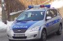 Kobieta wtargna pod nadjedajcy samochd