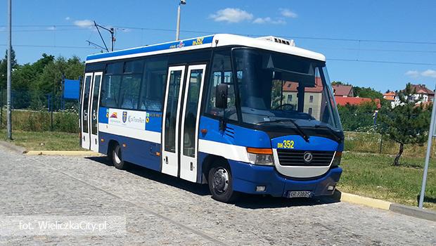 Sprawdź wakacyjne rozkłady jazdy autobusów do Byszyc, Grajowa i Dobranowic. Od 1 lipca autobus D1 będzie zatrzymywał się w Hucisku.