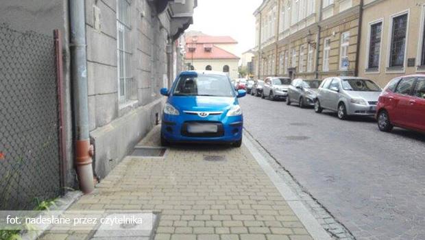 Zobaczcie co potrafi! Parkuj na zakazie i blokuj cay chodnik!