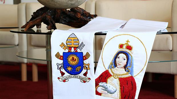 Stuła i buty dla papieża Franciszka