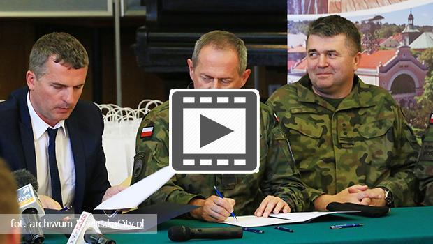 Konferencja prasowa po zakoczeniu budowy mostw przez wojsko na Brzegach - film