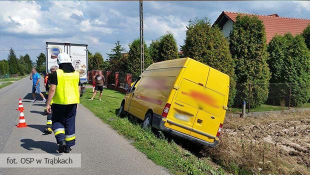 Kurier i BMW skoczyli w rowie