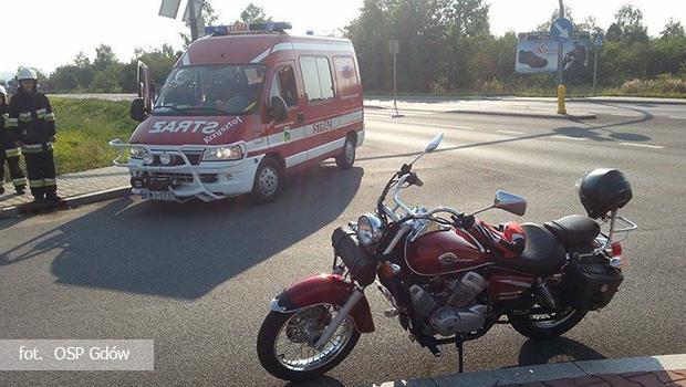 Motocyklista przewrci si i uderzy w samochd