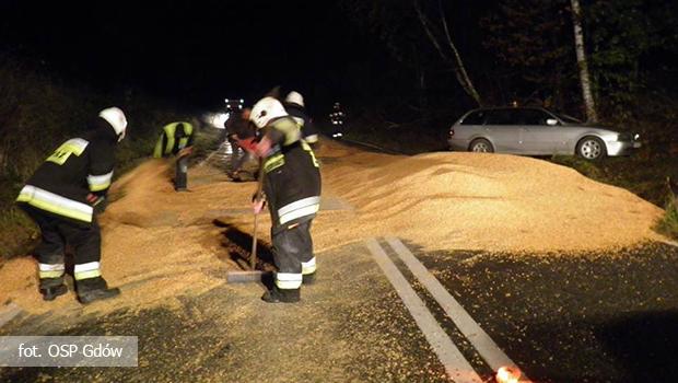 Zagrzany. Przewrcona przyczepa i droga zasypana kukurydz.