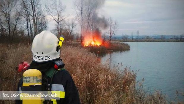 W Brzegach spona altanka i przyczepa kempingowa