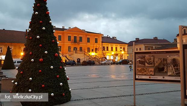 witecznie na rynku. Trzy choinki ju s, czekamy na czwart