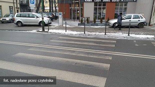 Ul. Powstania Warszawskiego. Przejcie dla pieszych jest, ale… go nie ma.
