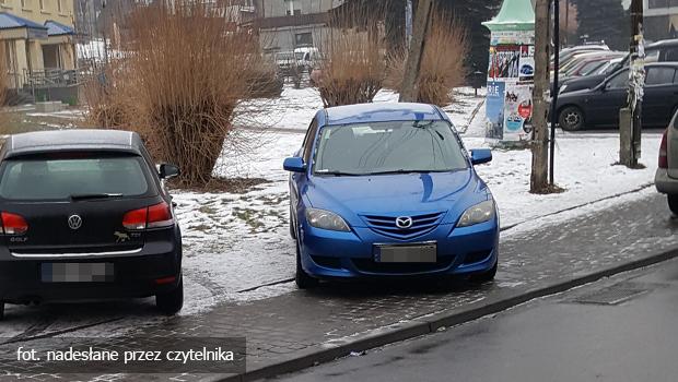 Ul. Szpunara. Trawnik i chodnik nale do niego.