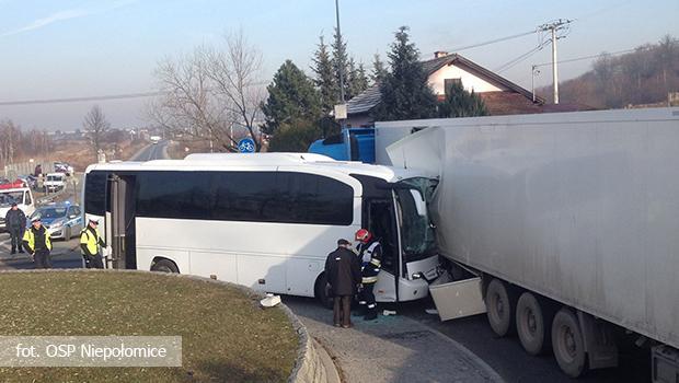 W Niepołomicach autobus zderzył się z ciężarówką