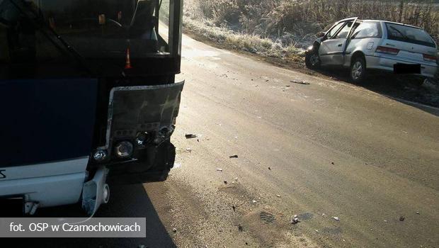 Brzegi. Czoowe zderzenie z autobusem MPK oraz dachowanie