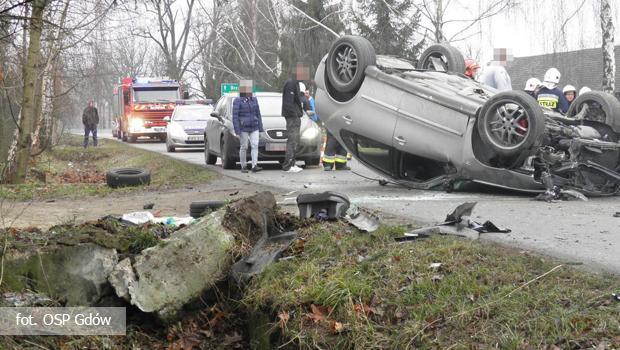 Samochd uderzy w betonowy przepust i dachowa