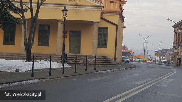 Przejcie dla pieszych na ul. Powstania Warszawskiego ju z acuchami po obu stronach ulicy.