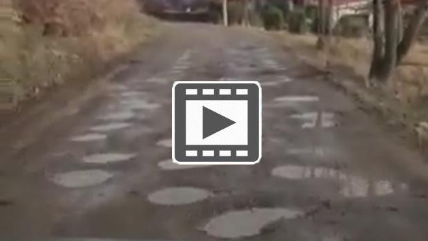 Tak wygląda jedna z dróg w Raciborsku. Żart czy tragedia? Zobacz nagranie.