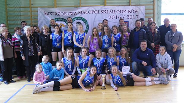 Srebrne medale Małopolskiej Ligi Młodziczek dla siatkarek MKS MOS Wieliczka