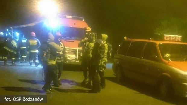Nocna akcja poszukiwawcza. M.in. strażacy i policjanci szukali w Biskupicach zaginionej osoby.
