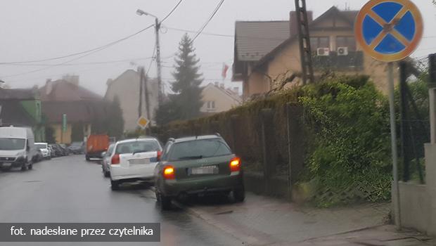 Na ul. Sienkiewicza bez zmian. Chodniki blokowane przez samochody.