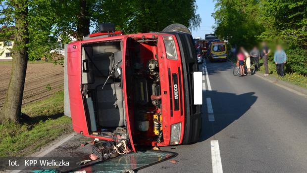 Czoowe zderzenie w Gdowie byo tak silne, e dostawczy Iveco przewrci si na bok.