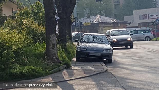 Chyba nie zauway, e zaparkowa na chodniku...