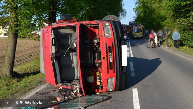 Czoowe zderzenie w Gdowie byo tak silne, e dostawczy Iveco przewrci si na bok.