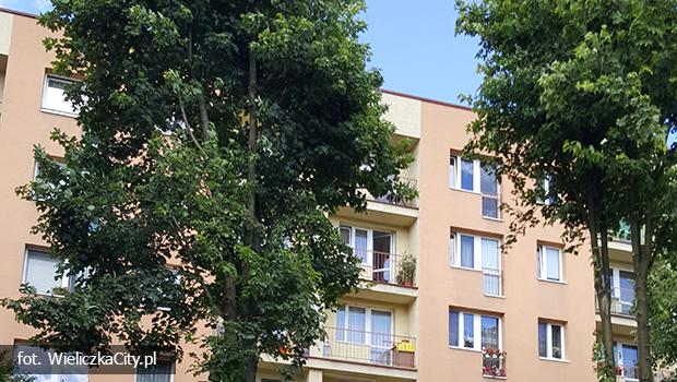 Dzieci biegay po dachu jednego z blokw na os. Sienkiewicza