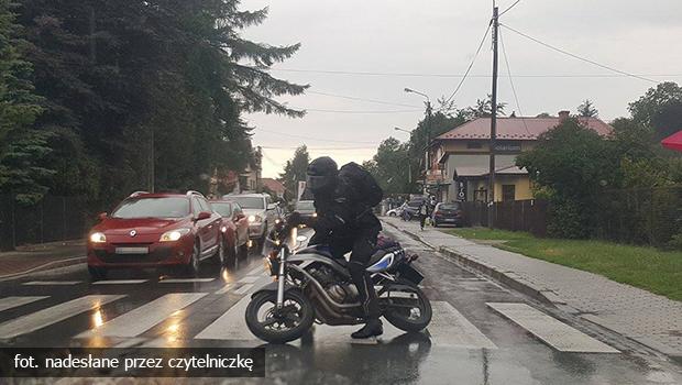 Ślisko na drogach. Przekonał się o tym motocyklista na ul. Piłsudskiego.