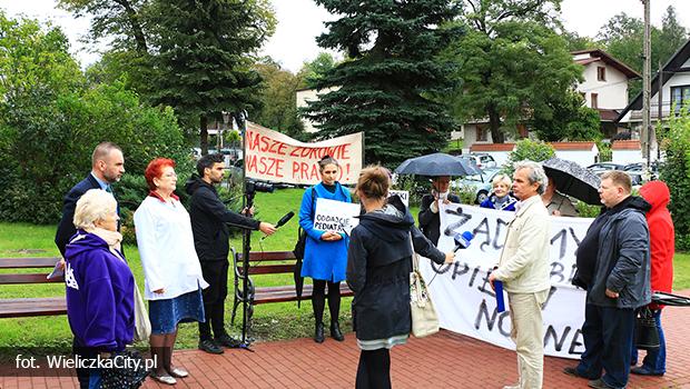 „Oddajcie pediatr”. Protest przed wielickim orodkiem zdrowia przeciwko nowej organizacji nocnej opieki zdrowotnej [zdjcia]